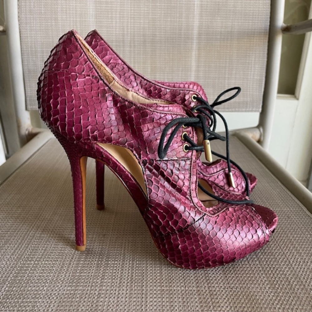POUR LA VICTOIRE Rima Laced Stiletto Heels